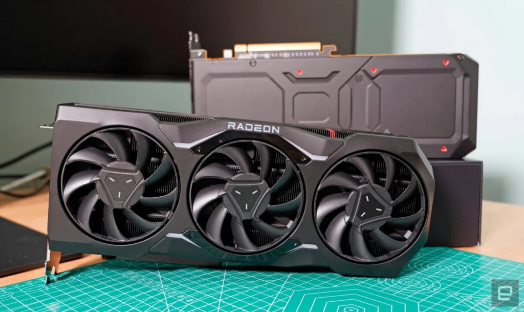 AMD Radeon RX 7900 XTX (delantero) y XT (trasero)