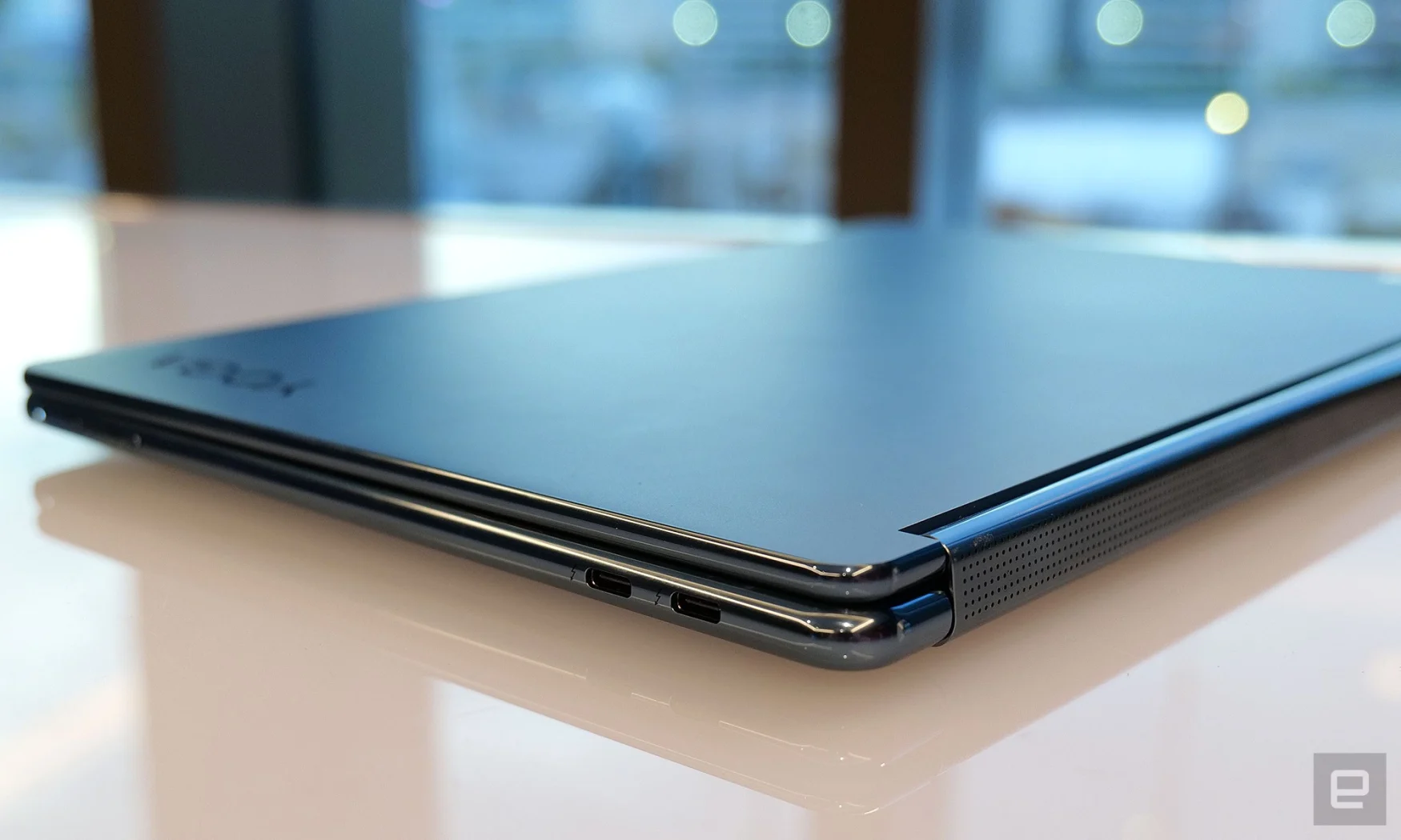 A pesar de sus dos pantallas y sus dimensiones delgadas, el YogaBook 9i todavía cuenta con tres puertos USB-C con Thunderbolt 4. 