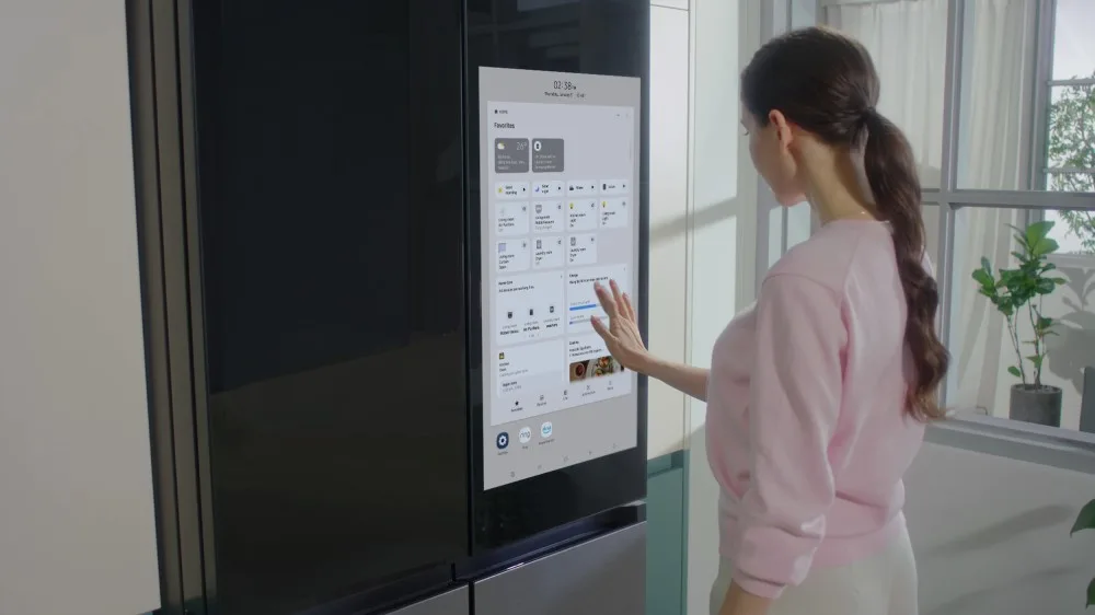Una persona usa la pantalla táctil Family Hub+ en un refrigerador Samsung Flex de 4 puertas.