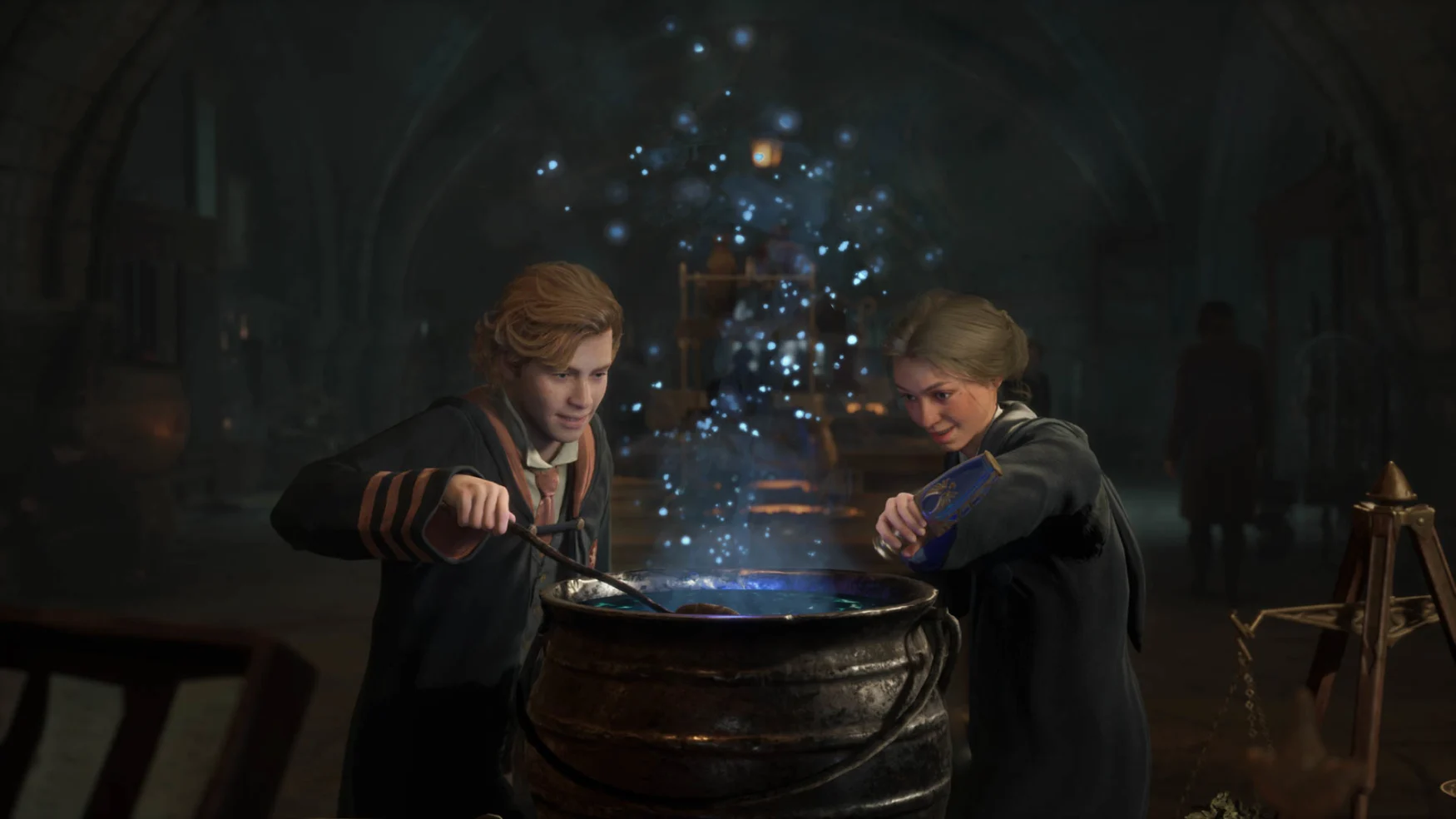 Dos estudiantes con túnicas escolares de Hogwarts están preparando una poción mientras sale humo azul del caldero.