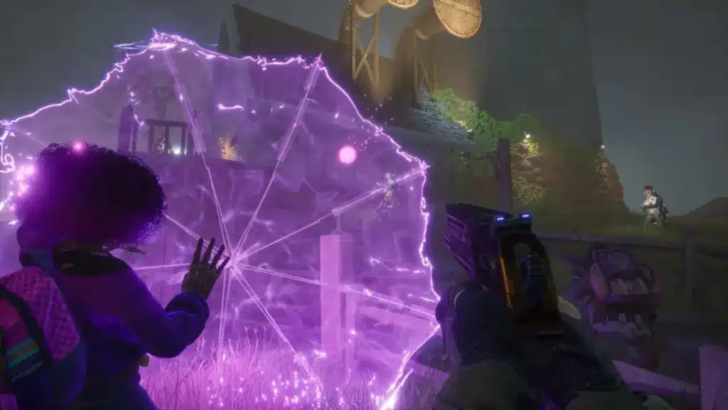 Un personaje con un paraguas púrpura brillante en primer plano observa a los centinelas patrullar el área en Redfall.