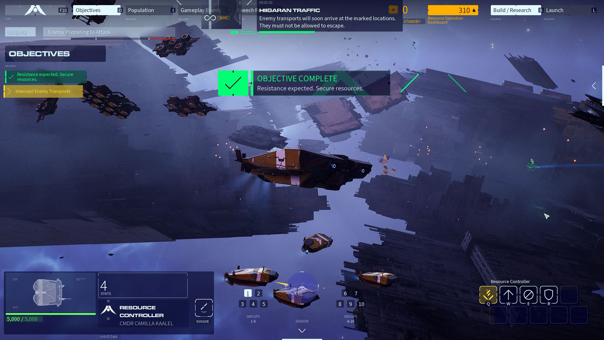 Captura de pantalla de Homeworld 3: War Games que muestra varias naves frente a una densa basura espacial.
