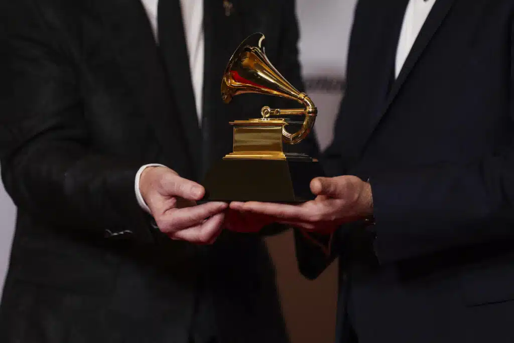 Una pista de IA que imita a Drake y The Weeknd finalmente no es elegible para la consideración del Grammy.