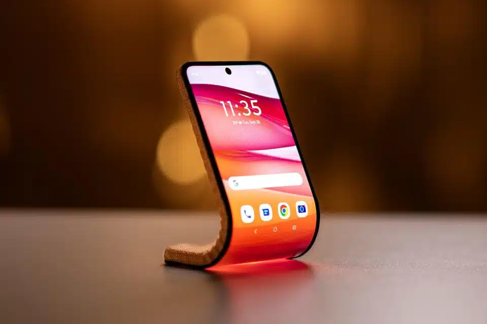 Imagen de marketing de Motorola que muestra un teléfono plegable/desplegable.  El dispositivo se asienta sobre una mesa, con la parte inferior sirviendo como base y la parte superior (curvada) sobresaliendo hacia arriba como una pantalla inteligente.